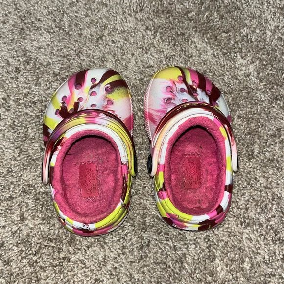 Toddler tie dye Crocs fur line - Picture 3 of 5